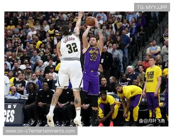 布伦森与东契奇对位:尼克斯包夹战术限制湖人持球核心 布伦森与东契奇对位:尼克斯包夹战术限制湖人持球核心