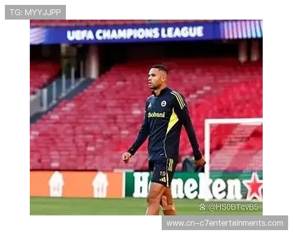 光明球场备战实况：本菲卡训练课开放，穆里尼奥亲自指导防守演练